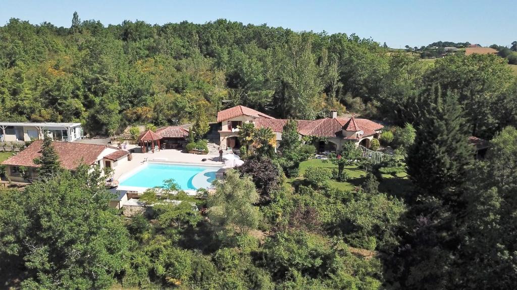 uma vista aérea de uma casa com piscina em Luxury family villa in the heart of Gascony. Large pool & gorgeous view em Tourdun