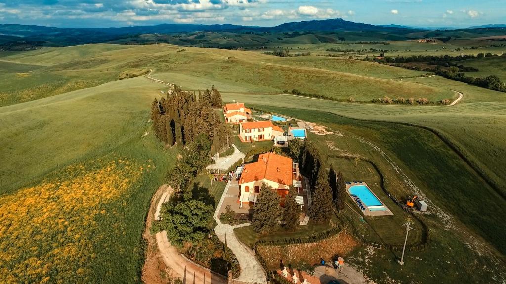 widok z powietrza na dom w polu w obiekcie Borgo del Silenzio - Apartments with pool in Lajatico w mieście Laiatico