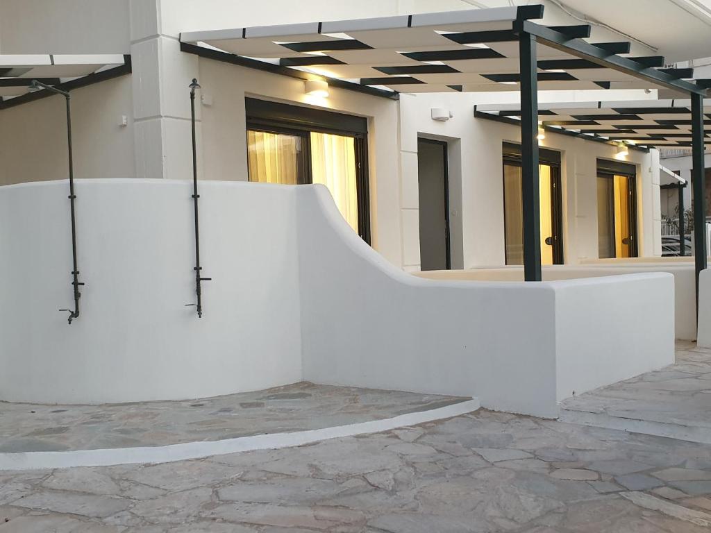 una rampa de skate blanca en un edificio en Eantos Studios and Suites, en Perea