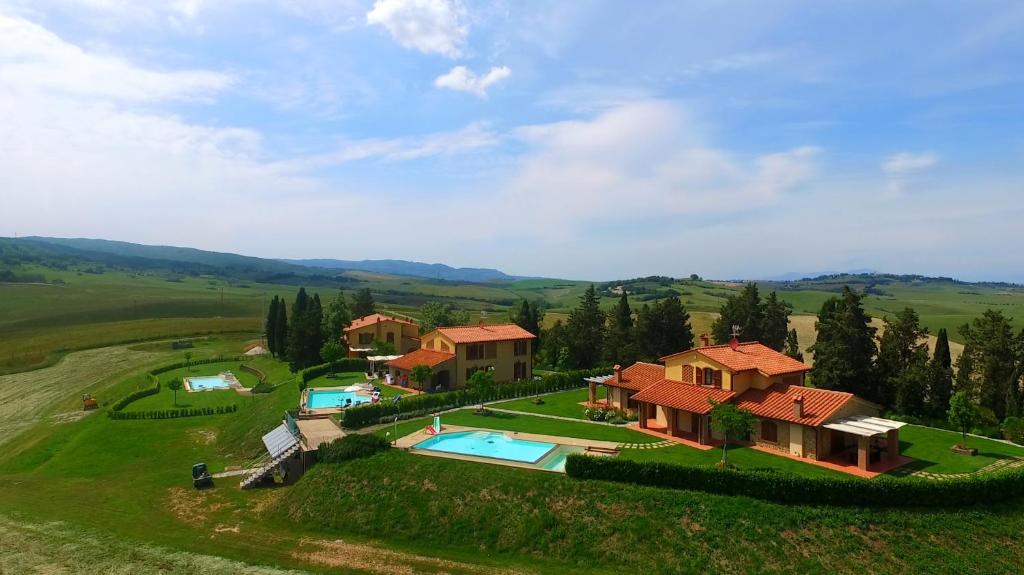 widok z lotu ptaka na dom z basenem w obiekcie Borgo del Silenzio - Apartments with pool in Lajatico w mieście Laiatico