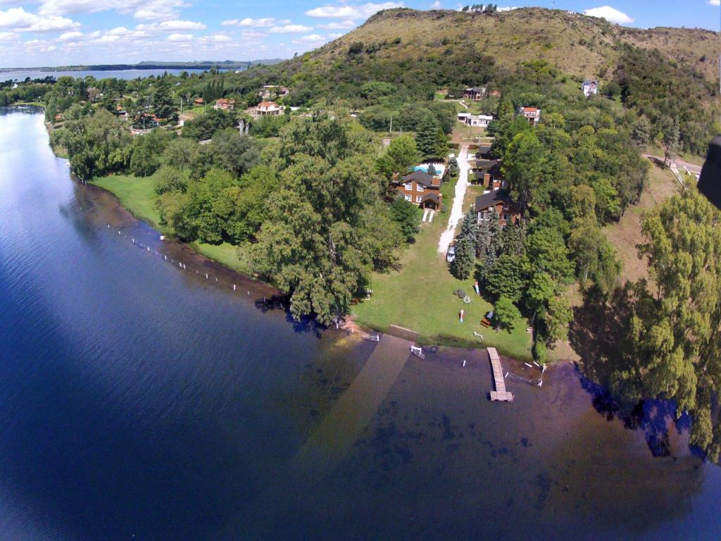 una isla en medio de un cuerpo de agua en Cabañas Amanecer en el Lago en Villa del Dique