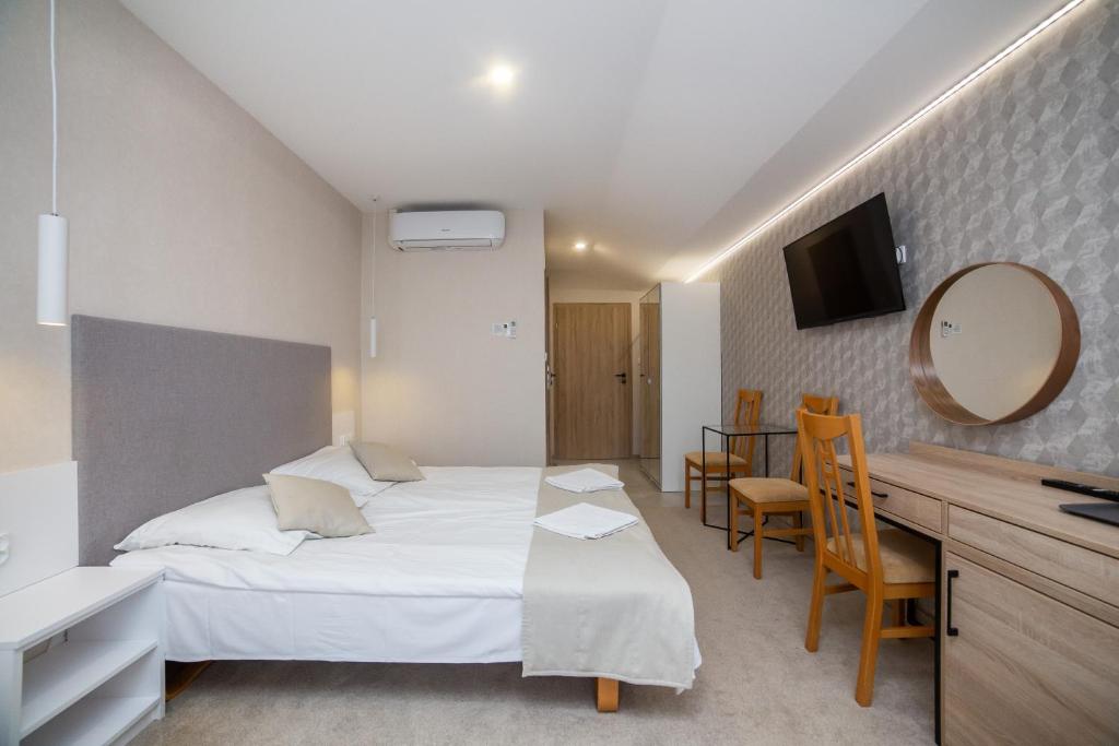 Wojciech-pokoje PREMIUM-śniadania bufet-2 sale zabaw-możliwość wyżywienia - Deluxe Quadruple Room