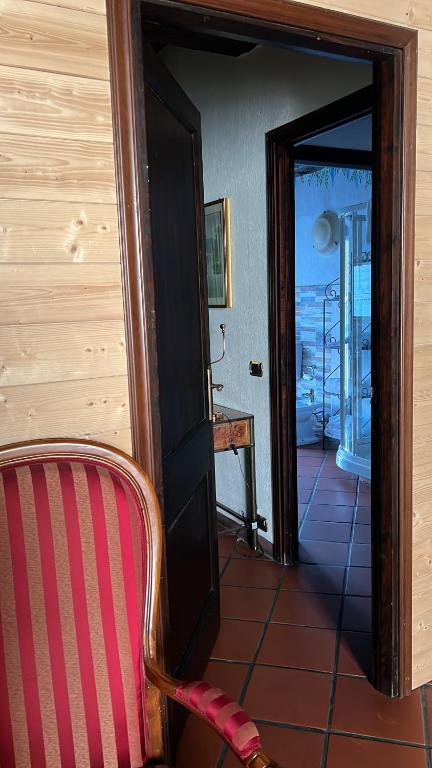 Pokój z drzwiami, krzesłem i balkonem w obiekcie TENUTA VALMINIER w mieście Villanova dʼAsti