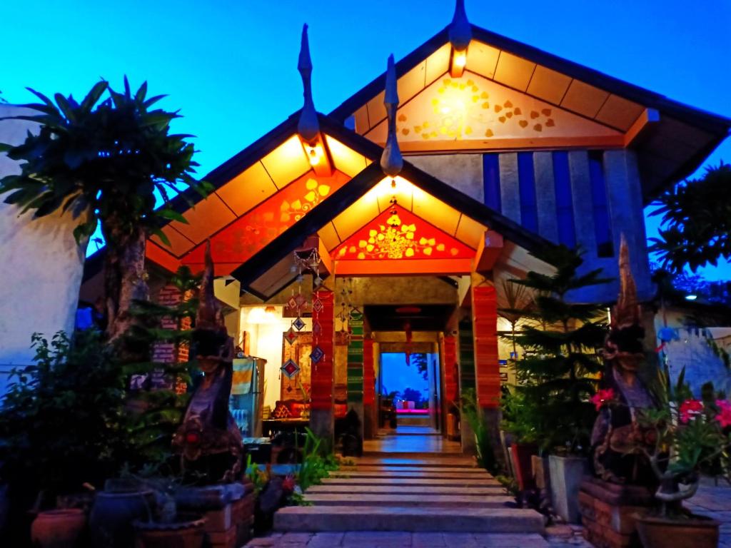 um edifício com luzes acesas à noite em Sofa Gallery Hotel em Nong Khai