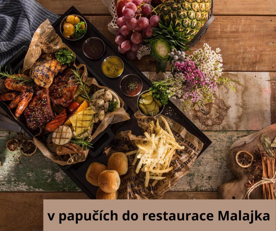 stół z dwoma tacami jedzenia w obiekcie Apartmán Jasmína v Jeseníkách w mieście Karlovice