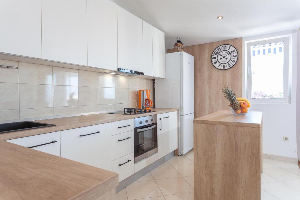 Kuchyňa alebo kuchynka v ubytovaní Apartman Prlić 3