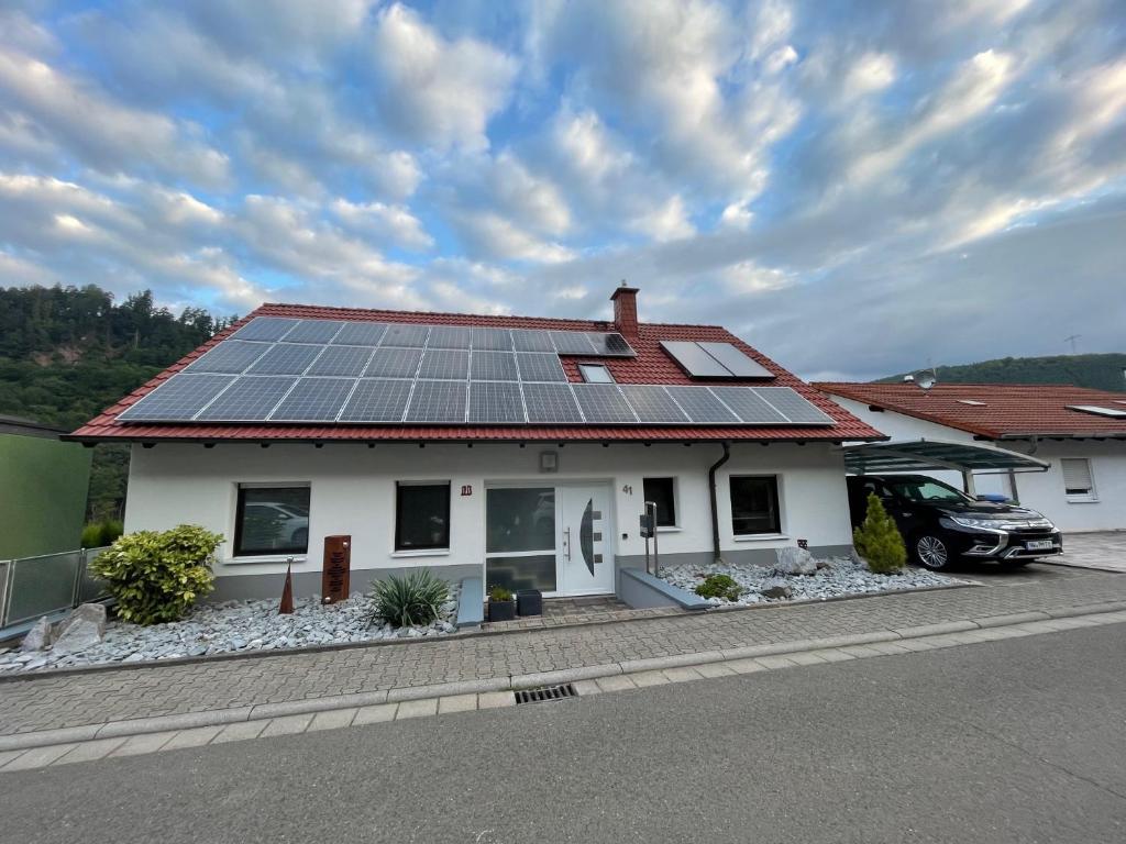 une maison avec des panneaux solaires sur le toit dans l'établissement Dicker Stein, à Lambrecht