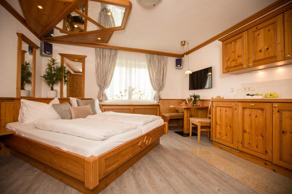 Postel nebo postele na pokoji v ubytování Pension Knoll