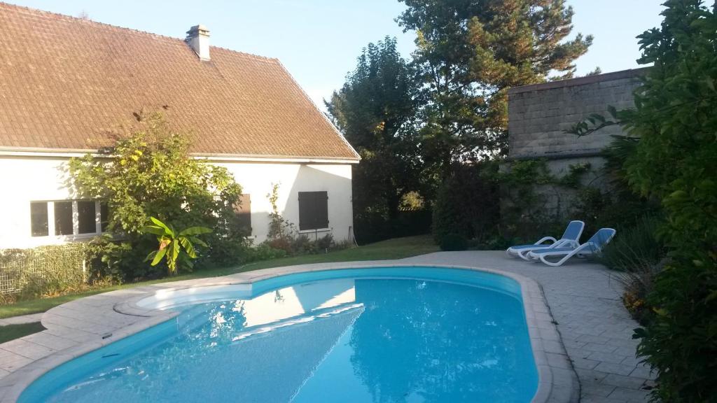 una piscina en el patio trasero de una casa en la Maison d'Arbouet 