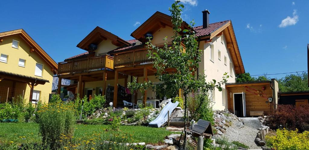 ein Haus mit Garten davor in der Unterkunft Casa Kümpel in Arnoldstein