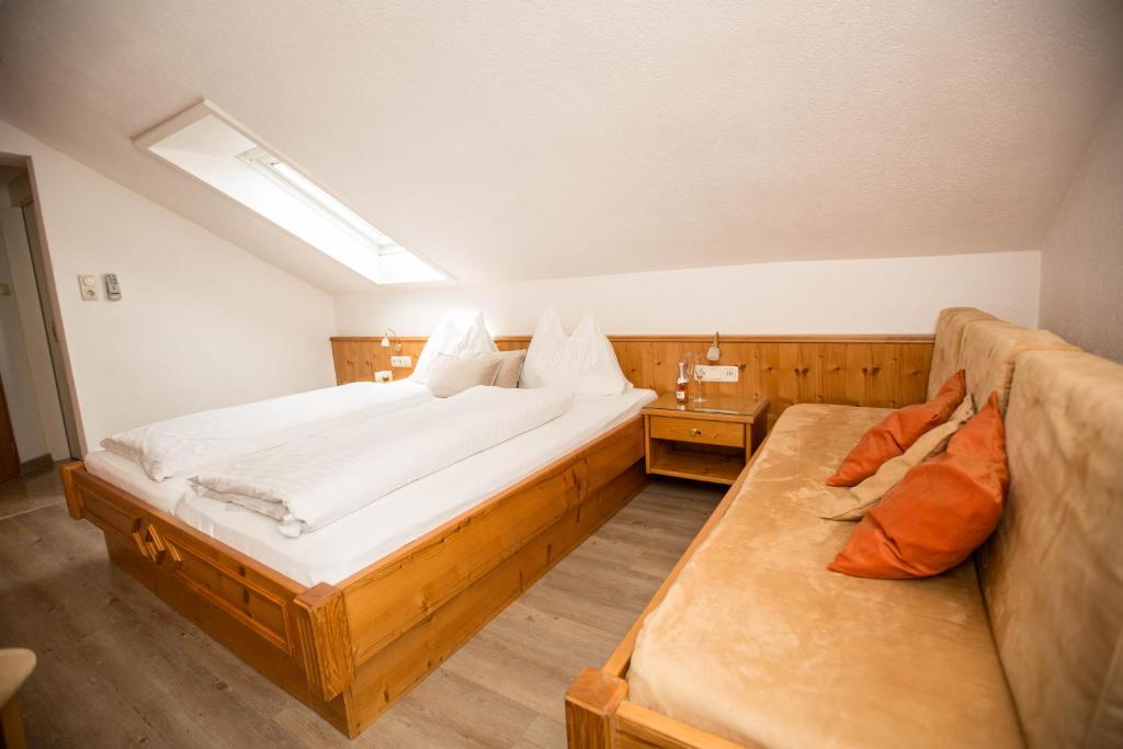 Postel nebo postele na pokoji v ubytování Pension Knoll