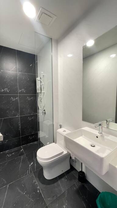 Koupelna v ubytování New Georgetown Stylist 2BR Homestay for 10pax 无敌美景两房民宿 Beacon Executive Suite