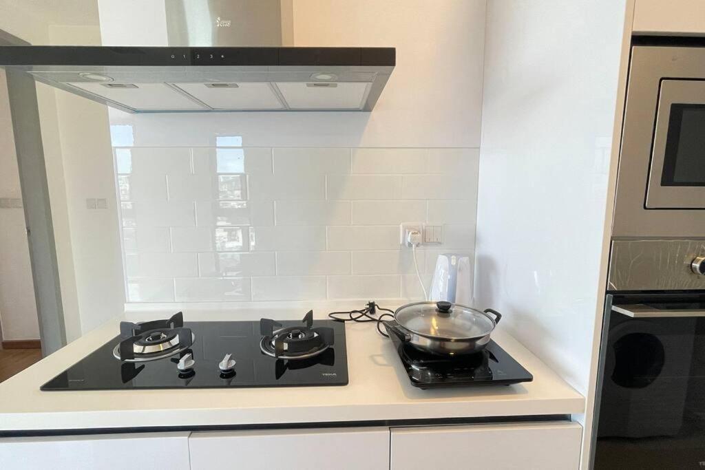 Kuchyň nebo kuchyňský kout v ubytování New Georgetown Stylist 2BR Homestay for 10pax 无敌美景两房民宿 Beacon Executive Suite