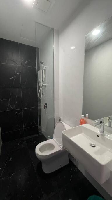 Koupelna v ubytování New Georgetown Stylist 2BR Homestay for 10pax 无敌美景两房民宿 Beacon Executive Suite
