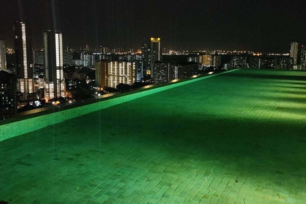 Bazén v ubytování New Georgetown Stylist 2BR Homestay for 10pax 无敌美景两房民宿 Beacon Executive Suite nebo v jeho okolí