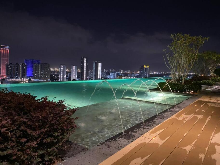 Bazén v ubytování New Georgetown Stylist 2BR Homestay for 10pax 无敌美景两房民宿 Beacon Executive Suite nebo v jeho okolí