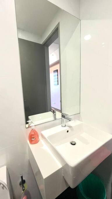 Koupelna v ubytování New Georgetown Stylist 2BR Homestay for 10pax 无敌美景两房民宿 Beacon Executive Suite
