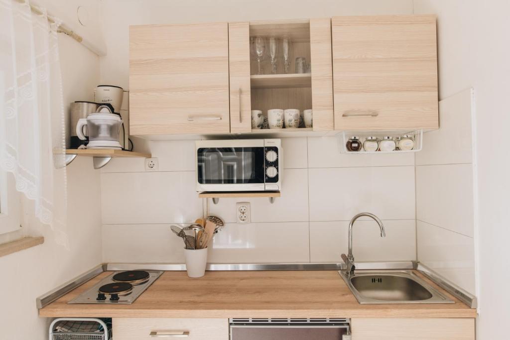 Kuchyňa alebo kuchynka v ubytovaní Apartmani Marina Poreč
