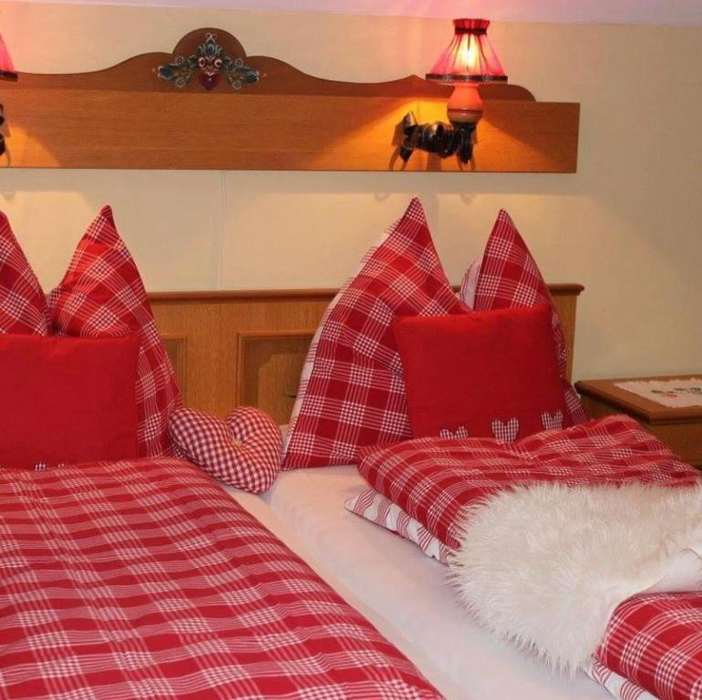 A bed or beds in a room at Tom's Jägerlodge