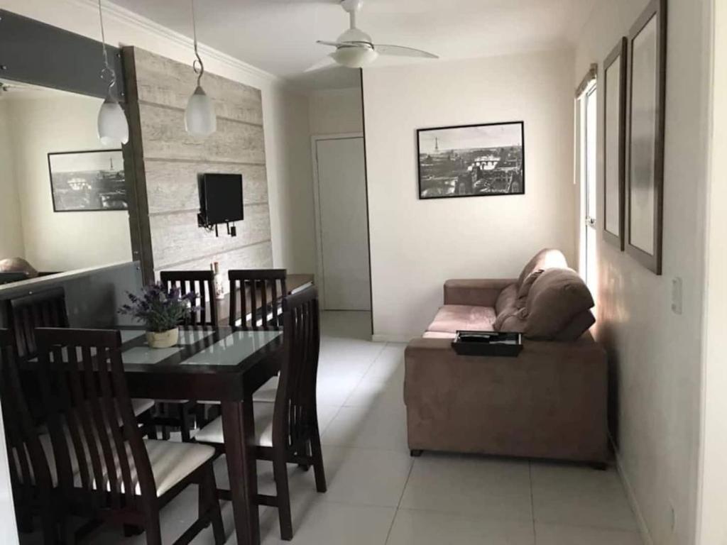 uma sala de estar com uma mesa e um sofá em Lindo Apartamento 2 Quartos 5 min da Praia de BC em Balneário Camboriú