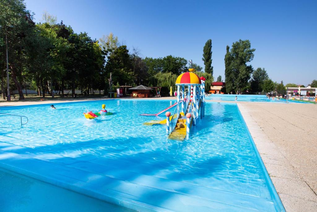 Bazén v ubytování Apartmány Hawaii nebo v jeho okolí