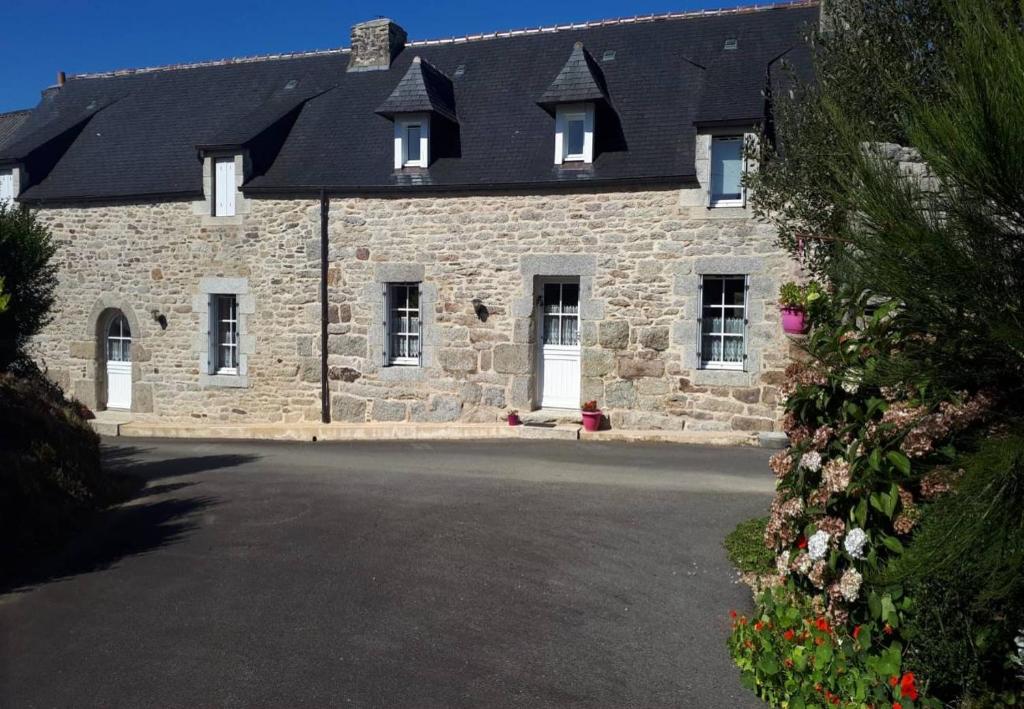 una casa de piedra con una entrada delante de ella en Chambre d'hotes Ty Braz 19 Tilibrennou 29690 BERRIEN, en Berrien