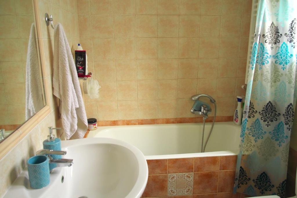 Koupelna v ubytování Ιδανική μεζονέτα με θέα πολύ κοντά στο λιμάνι