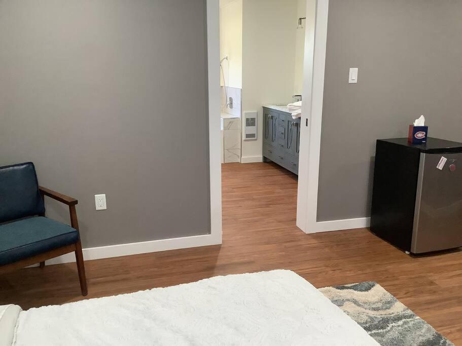 Una cama o camas en una habitación de Lovely 1-Bedroom Apartment in Fredericton South.