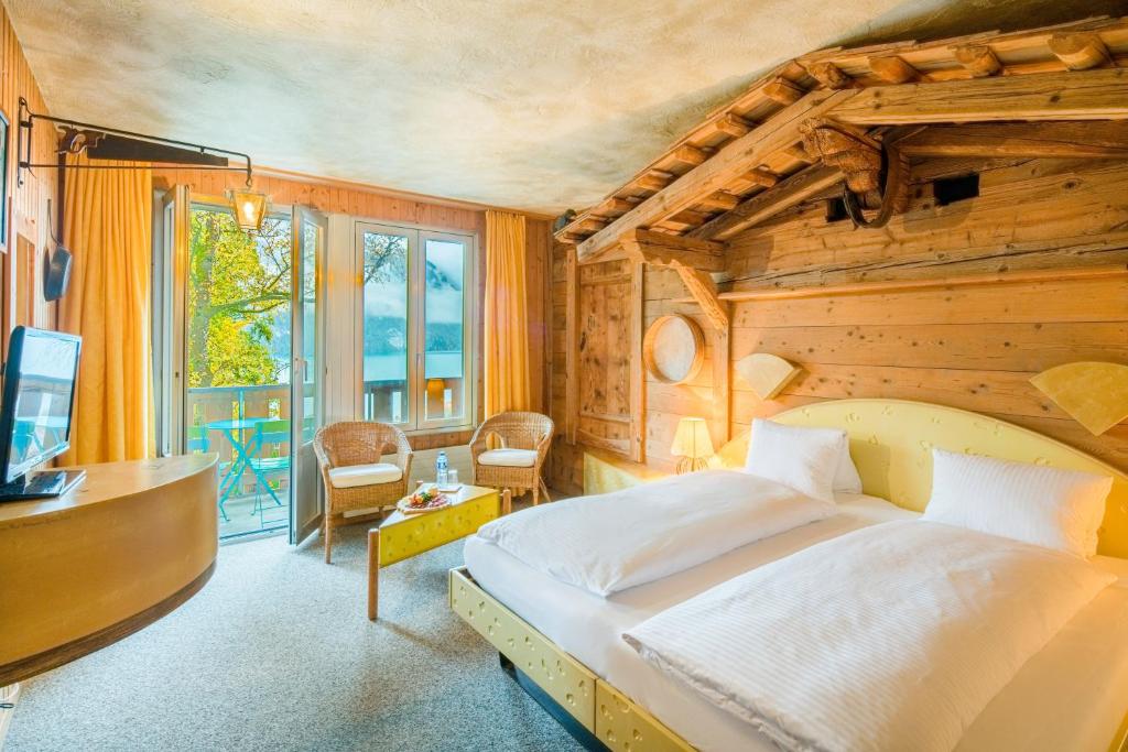 Кровать или кровати в номере Hotel Lindenhof by Crossworld AG