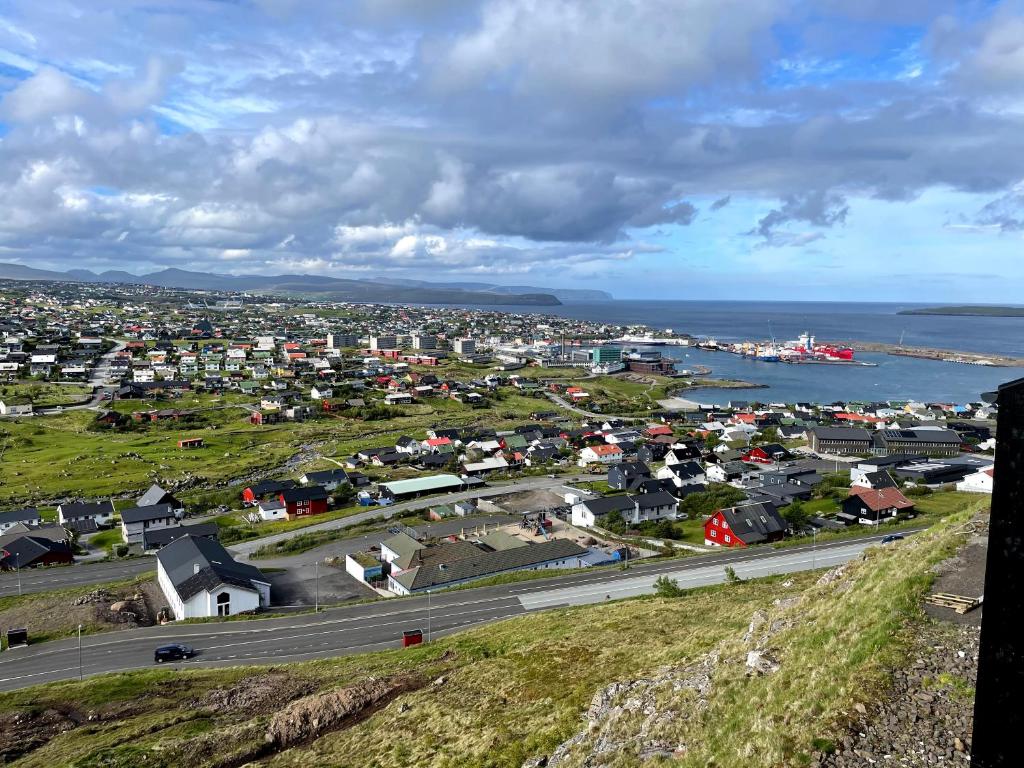 una vista aérea de una pequeña ciudad junto al océano en Breathtaking Views - New - 220m2 - 5 BR - Walks en Tórshavn