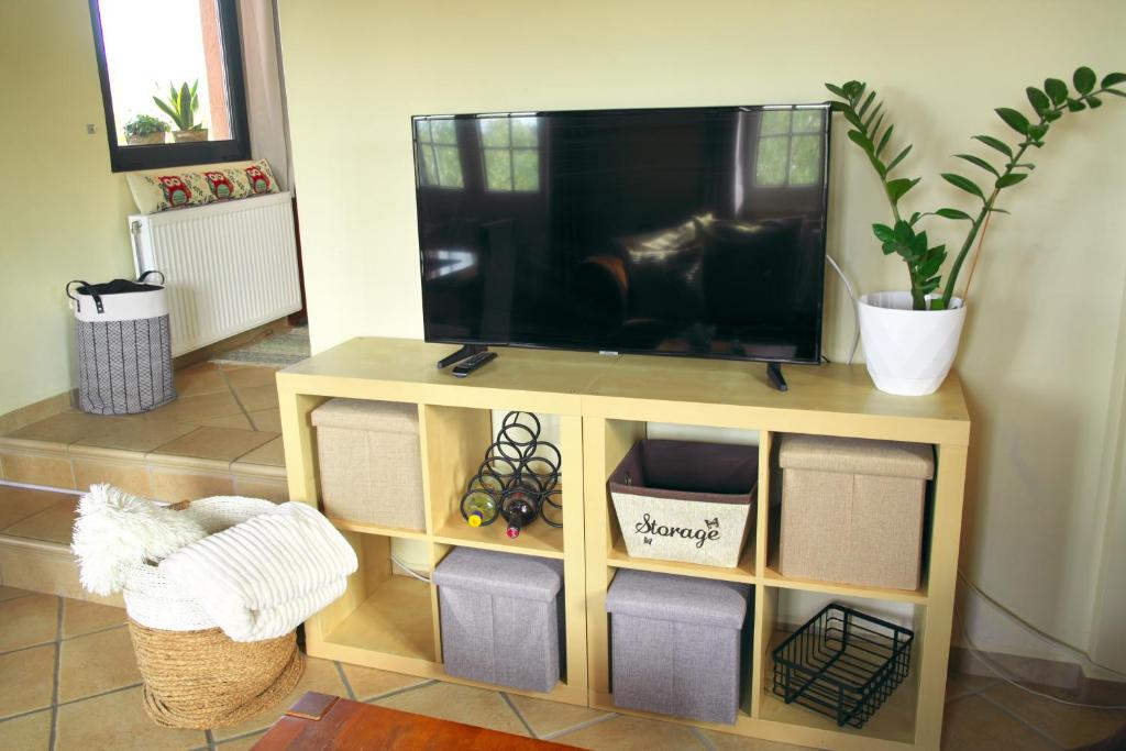 TV a/nebo společenská místnost v ubytování Ιδανική μεζονέτα με θέα πολύ κοντά στο λιμάνι