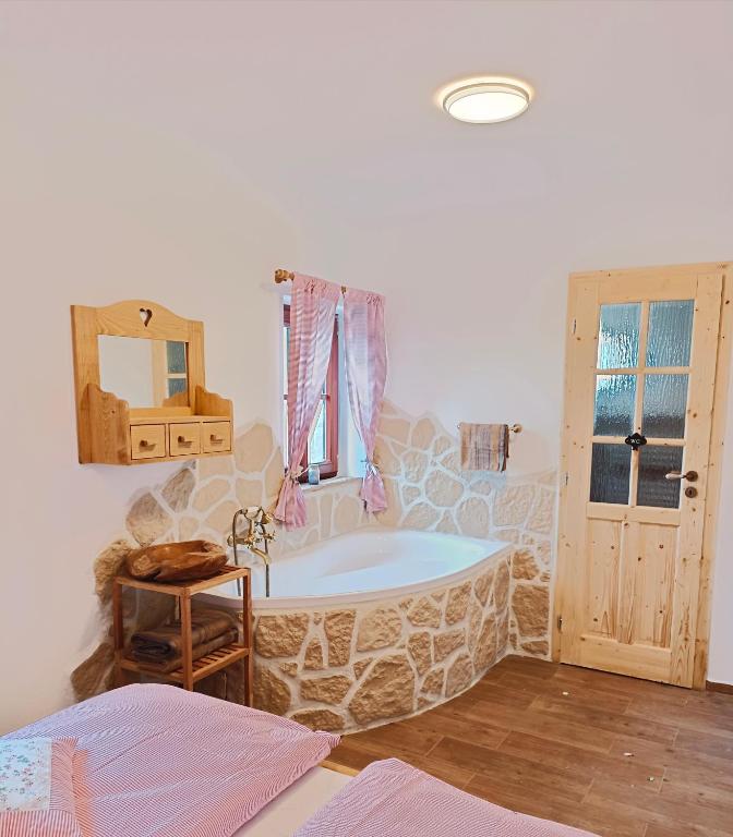 Postel nebo postele na pokoji v ubytování Chalet d' amour