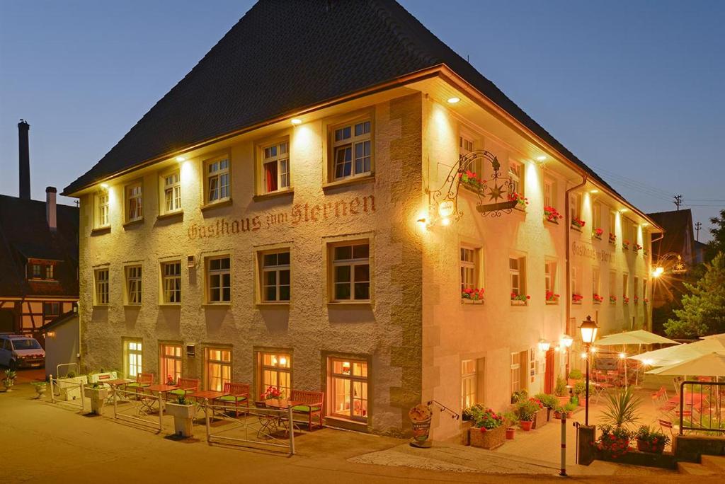 un gran edificio con luces en el lateral en Bodensee Hotel Sternen, en Uhldingen-Mühlhofen