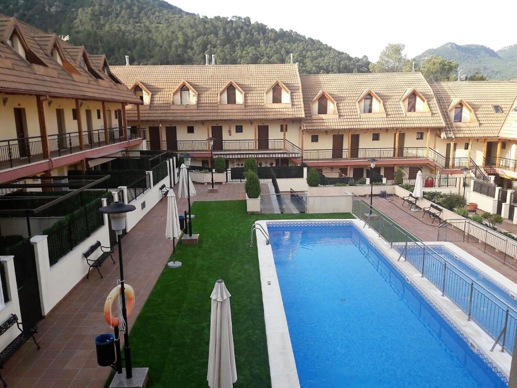 アロヨ・フリオにあるNoelia Cazorla sierraのスイミングプール付きのホテルの景色を望めます。