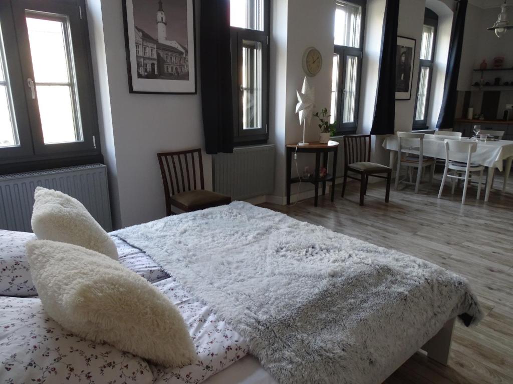 Posteľ alebo postele v izbe v ubytovaní Óváros Apartman