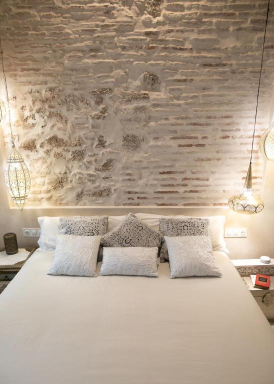 Postel nebo postele na pokoji v ubytování innCádizPalacio Conde Casa-Brunet
