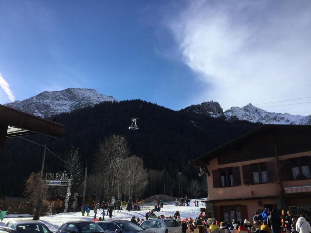 eine Gruppe von Menschen, die im Schnee vor einem Berg stehen in der Unterkunft Casa Dolonne - A un passo dallo sci in Courmayeur