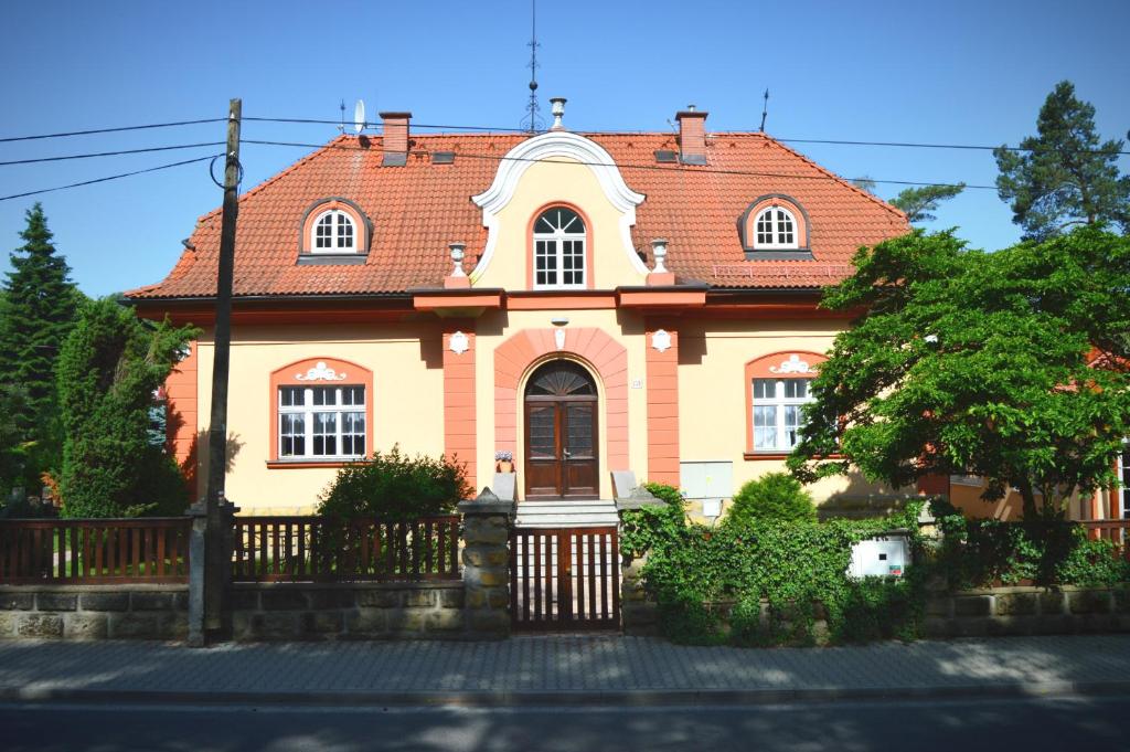 ein Haus mit rotem Dach und einem Zaun in der Unterkunft Splavský zámeček in Staré Splavy