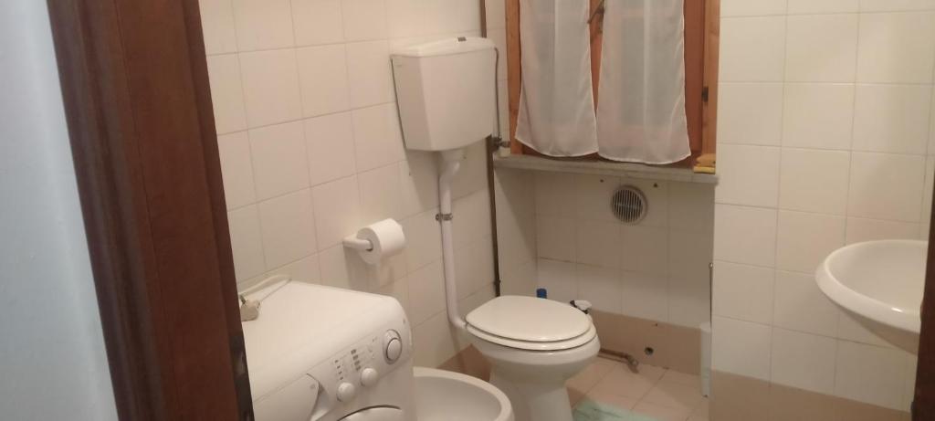 un piccolo bagno con servizi igienici e lavandino di Mono LOCALE a Carenno