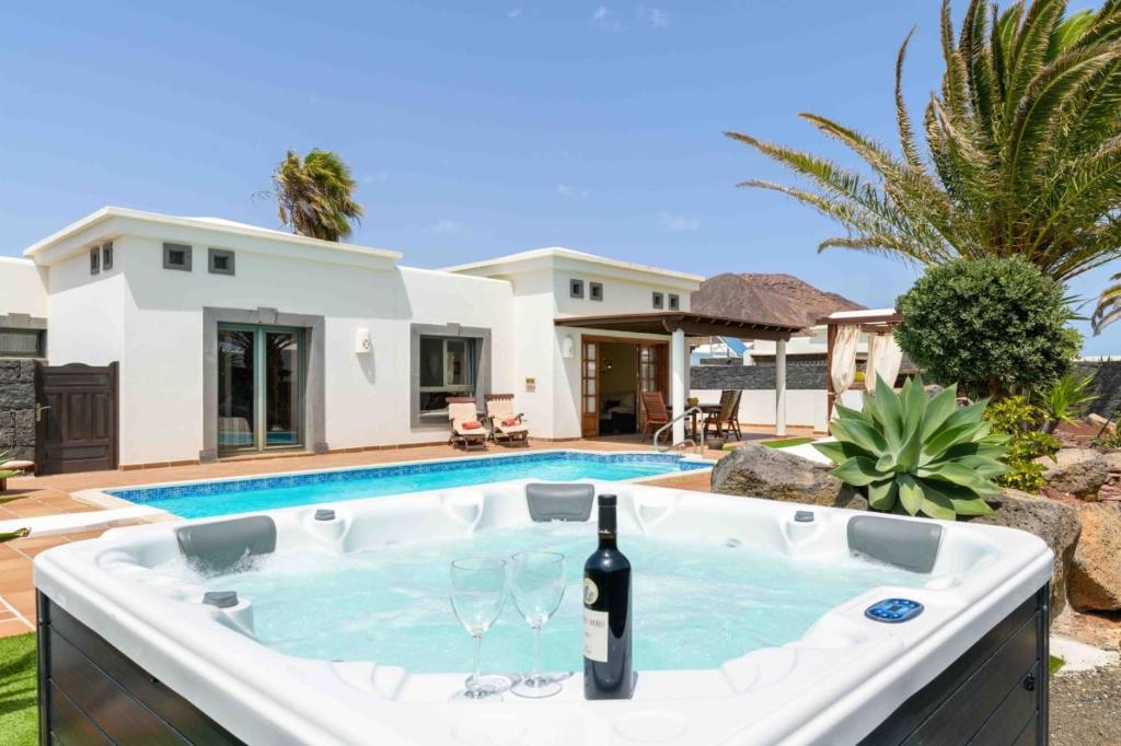 プラヤ・ブランカにあるEslanzarote Villa Rosa, Heated Pool, Jacuzzi, Super wifi, Sat tvのホットタブ(裏庭にワイン1本付)