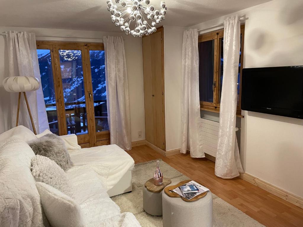 TV a/nebo společenská místnost v ubytování Verbier One Chalet