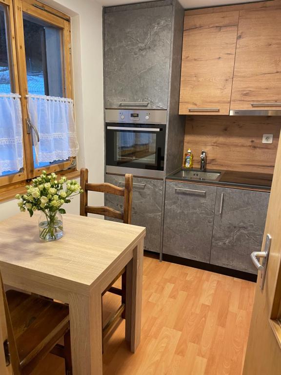Kuchyň nebo kuchyňský kout v ubytování Verbier One Chalet