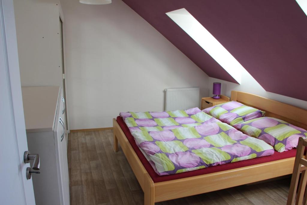 una camera con letto e soffitto viola di Vila Emilie - Hradební 44, Nové Hrady a Nové Hrady
