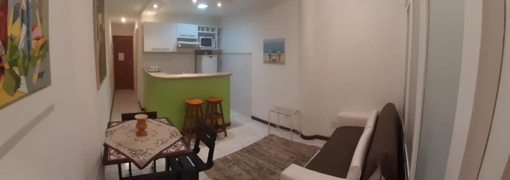 Una cocina o zona de cocina en Copacabana,1 quarto vista mar, confortável
