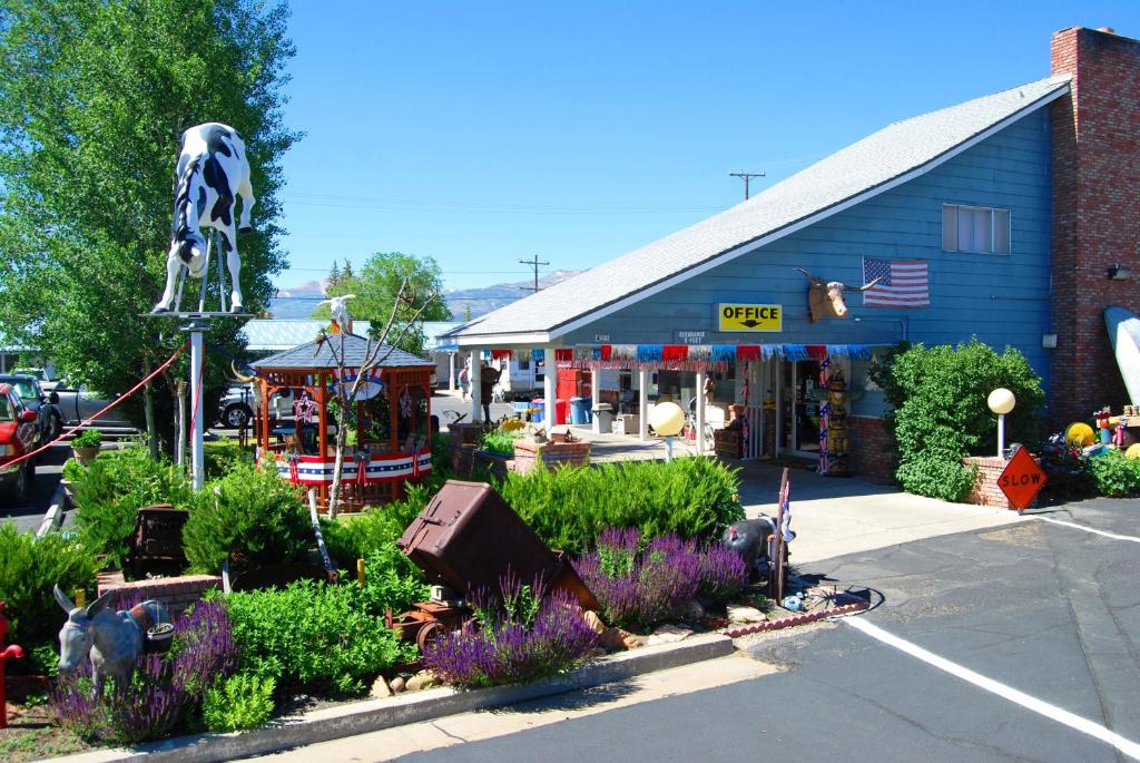 un edificio azul con flores delante de una tienda en Redwood Motel, en Bridgeport