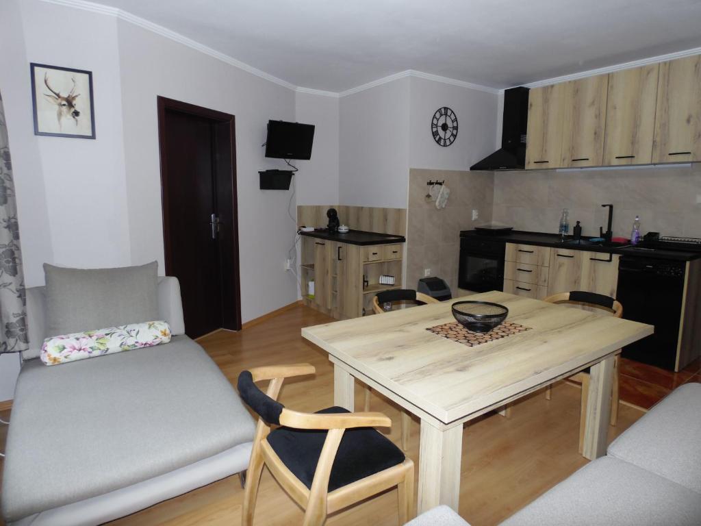 eine Küche und ein Esszimmer mit Tisch und Stühlen in der Unterkunft Deer's Home at Elit Pamporovo in Pamporowo