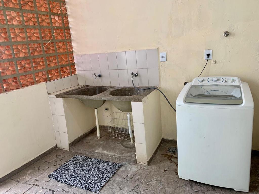 uma casa de banho suja com um lavatório e uma máquina de lavar roupa em Hotel Pousada universitária Bauru, CPO ,centrinho, funcraf ,USP, FACOP ,Agudos ,parque Vitória Régia , UNESP , maternidade Santa Izabel em Bauru
