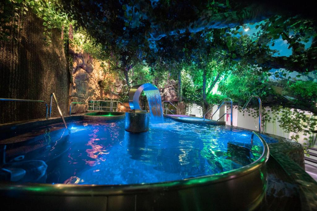 Sousa Spa y Belleza waterfall and jacuzzi
