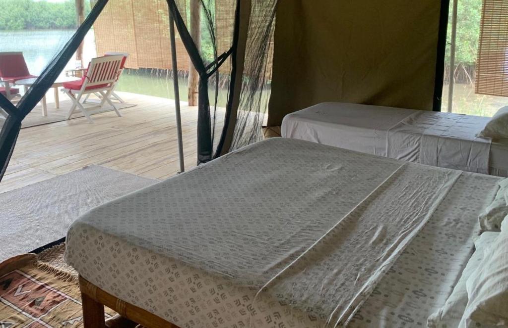 Natura Luxury Lake Hutにあるベッド