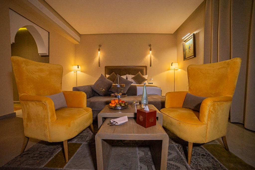 Posezení v ubytování SUMAHAN SUITES & SPA